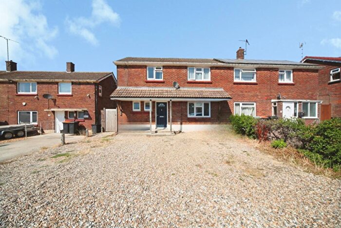 3 Bedroom Semi-Detached House For Sale In Maidenbower Avenue, Dunstable, LU6