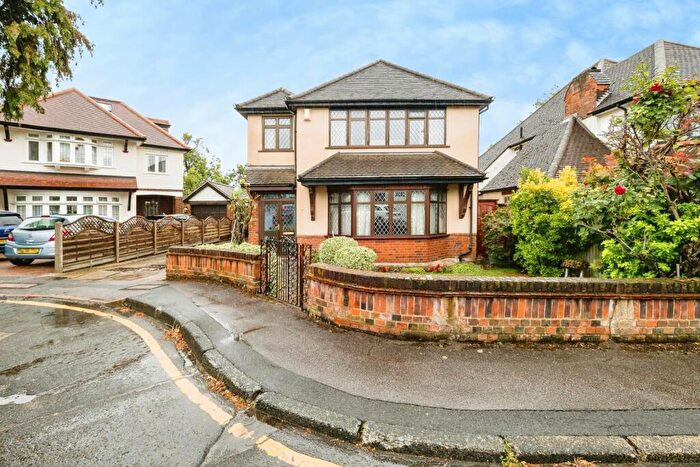 4 Bedroom Detached House For Sale In Park Avenue, Woodford Green, Essex, IG8