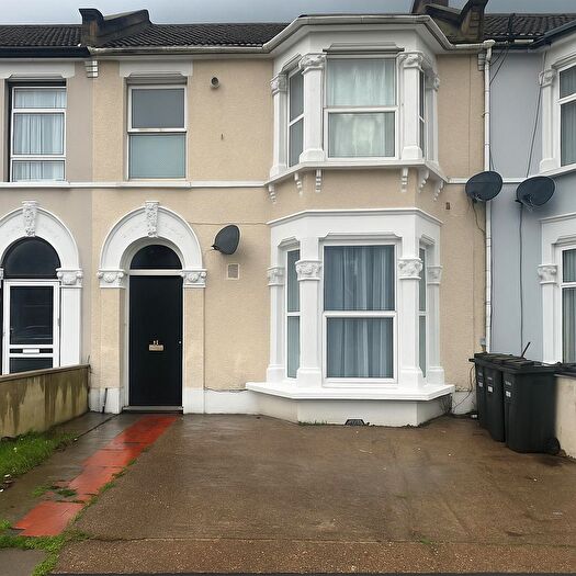 2 Bedroom Flat To Rent In St Albans Road, Seven Kings, London, IG3