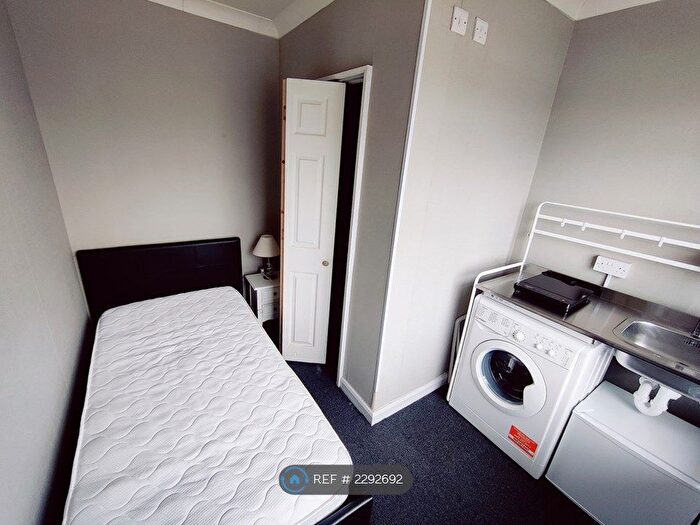 Studio To Rent In Moat Farm Road, London, UB5