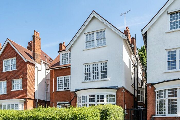 3 Bedroom Flat To Rent In Bracknell Gardens London, NW3