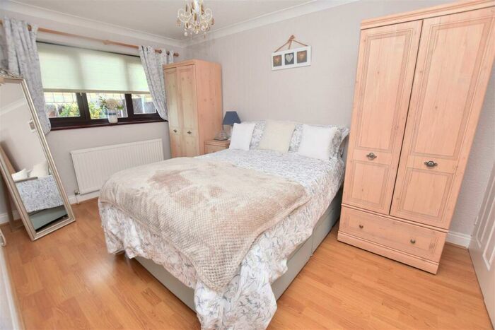 2 Bedroom Detached Bungalow For Sale In Paarl Road, Canvey Island, SS8