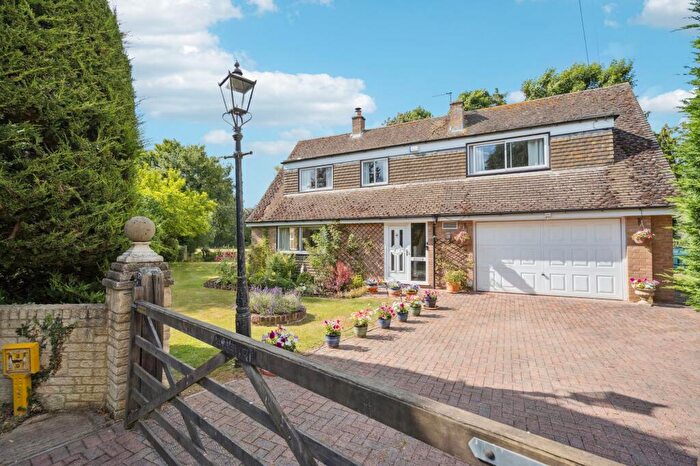 4 Bedroom Detached House For Sale In The Avenue, Worminghall, HP18