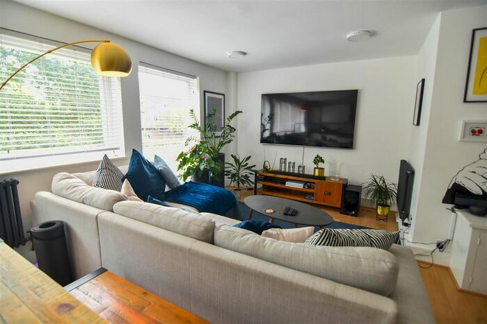 3 Bedroom Flat To Rent In Kintyre Close, London, SW16