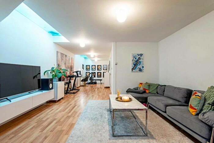 1 Bedroom Flat To Rent In Balls Pond Road, London, N1