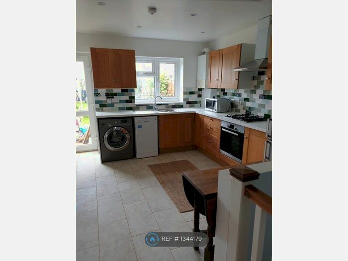 3 Bedroom Flat To Rent In Ashgrove Road, Ilford, IG3