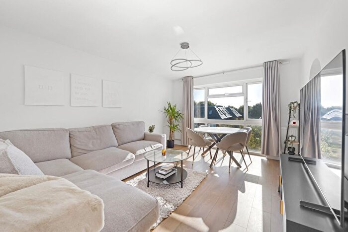 2 Bedroom Flat For Sale In Bells Hill, Barnet, EN5