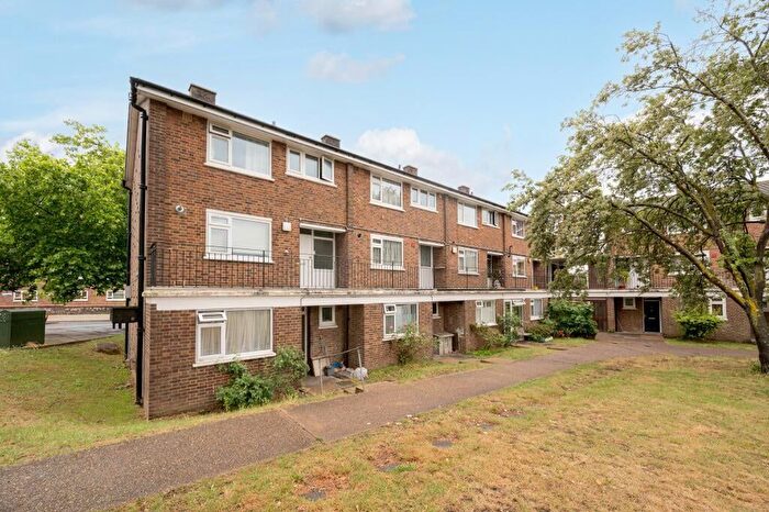 3 Bedroom Flat To Rent In Streatham High Road, London, SW16