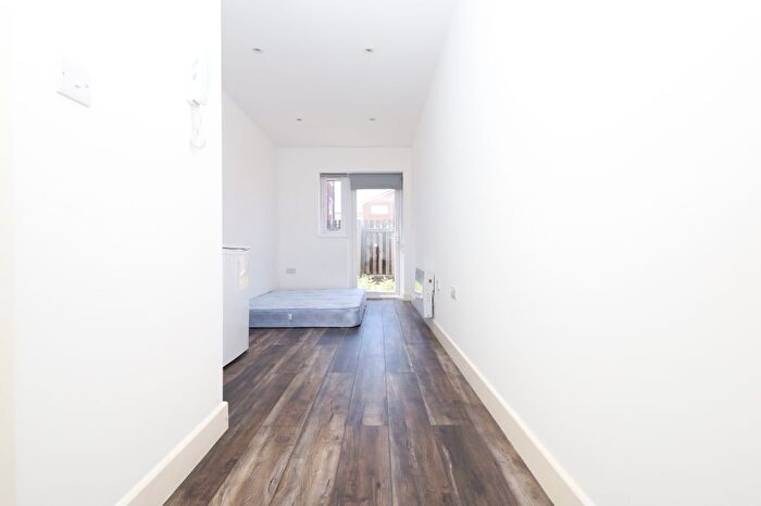 Studio To Rent In Matthews Road, Greenford, UB6