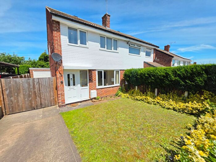 3 Bedroom Semi-Detached House For Sale In Ambleside Walk, North Anston, S25