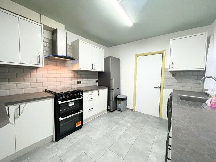 2 Bedroom Flat To Rent In Victoria Road, IG11