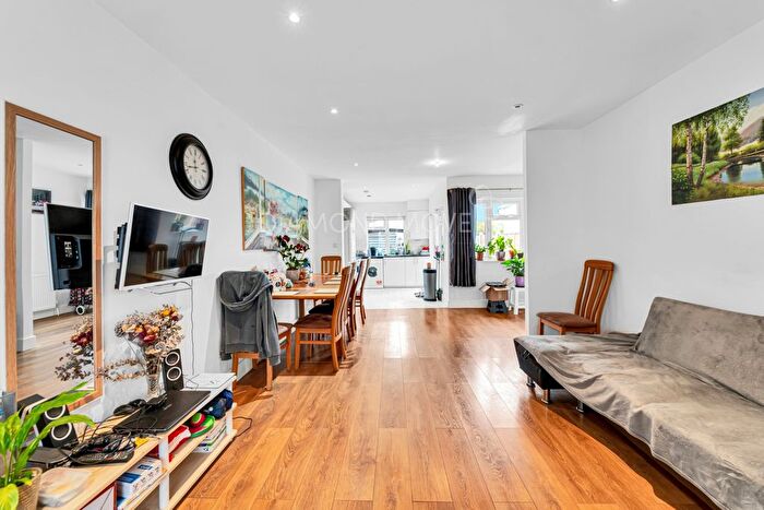 4 Bedroom Semi Detached House For Sale In Strafford Road, Hounslow, TW3