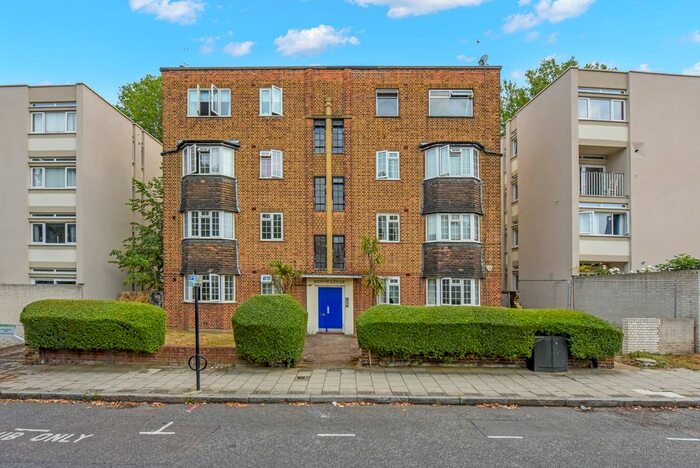 2 Bedroom Flat To Rent In Victoria Rise, Clapham Common, SW4
