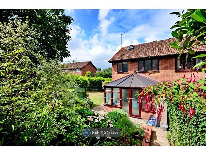 4 Bedroom Terraced House To Rent In Foxglove Gardens, Guildford, GU4