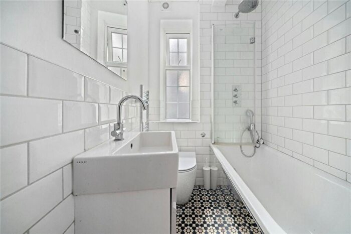 2 Bedroom Apartment To Rent In Elder Gardens, West Norwood, London, SE27