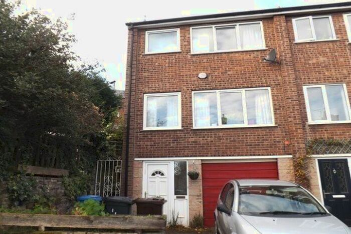 3 Bedroom Town House To Rent In Hadfield Street, Sheffield, S6