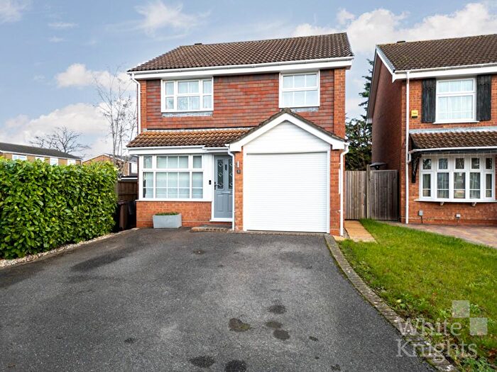 3 Bedroom Detached House For Sale In Kingsford Close, Woodley, Reading, Berkshire, RG5