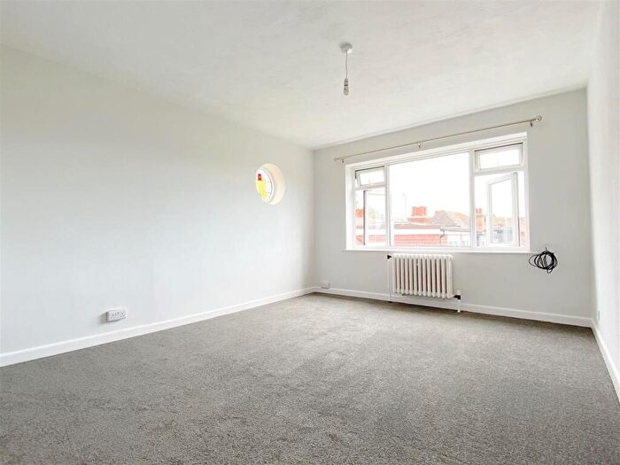 2 Bedroom Flat To Rent In The Drive - Spacious, BN3