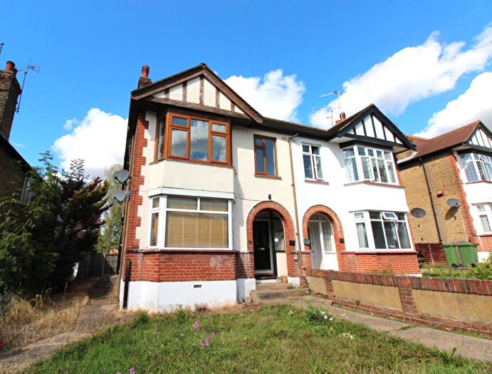 3 Bedroom Maisonette To Rent In Lodge Avenue, RM2