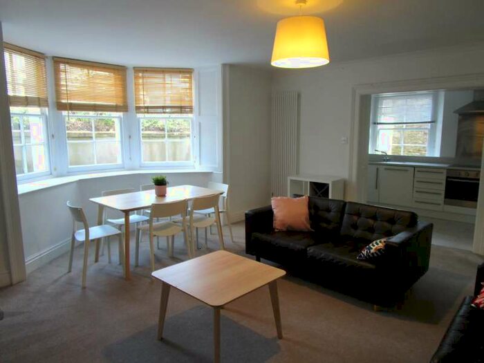 2 Bedroom Flat To Rent In Wellington Park, Clifton, , BS8