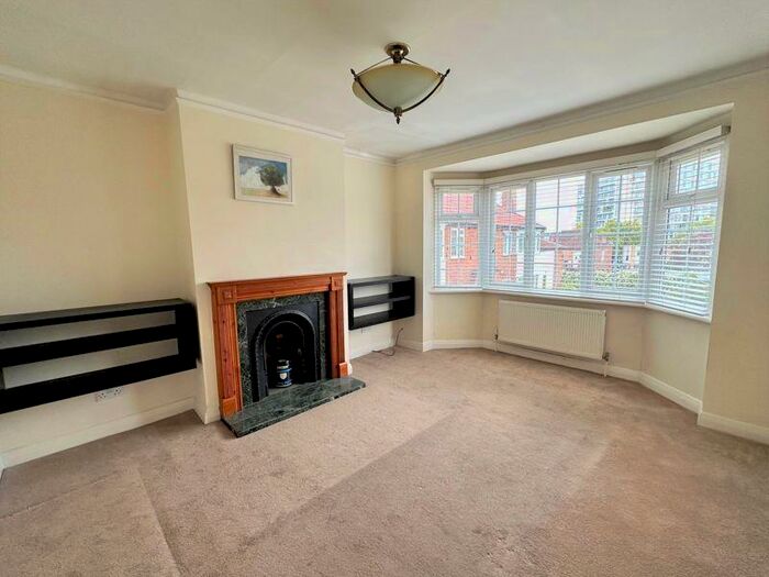 2 Bedroom Flat To Rent In Grange View Road, London, N20