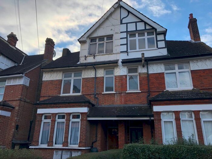 2 Bedroom Flat To Rent In Westwell Road, London, SW16
