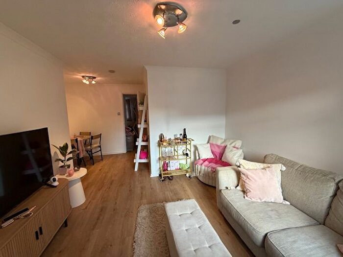1 Bedroom Flat To Rent In Parsons Close, Staddiscombe, PL9