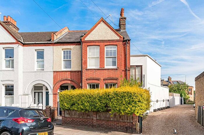 3 Bedroom Flat For Sale In Quinton Street, Earlsfield, London, SW18