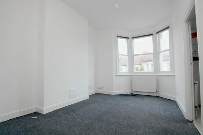 2 Bedroom Flat To Rent In Lechmere Road, London, NW2