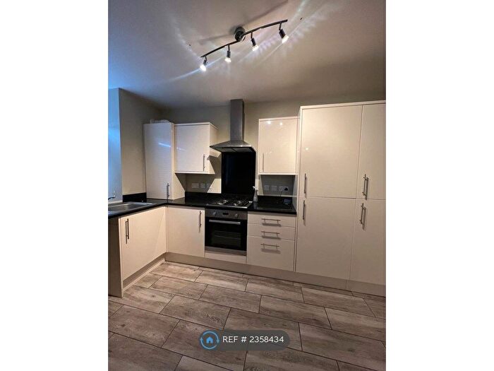 2 Bedroom Flat To Rent In Gardiners Square, Halifax, HX3