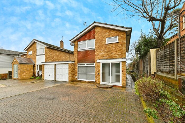 3 Bedroom Link Detached House For Sale In London Road, Hertford, SG13