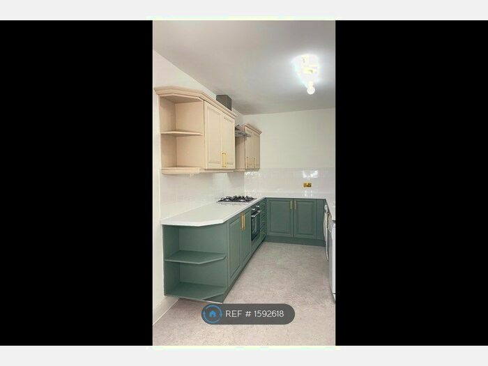 2 Bedroom Flat To Rent In Lincoln Court, Enfield, EN2