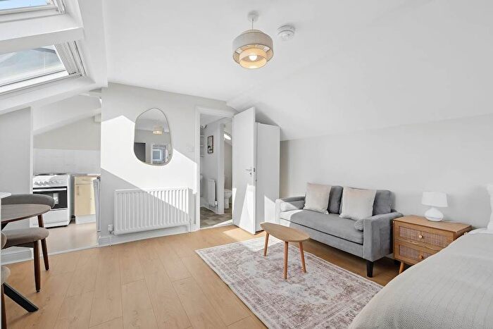Studio For Sale In Cambridge Gardens, Notting Hill, W10