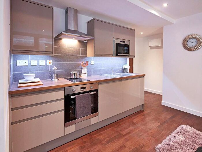 Apartment To Rent In Apt, South Parade #, LS1