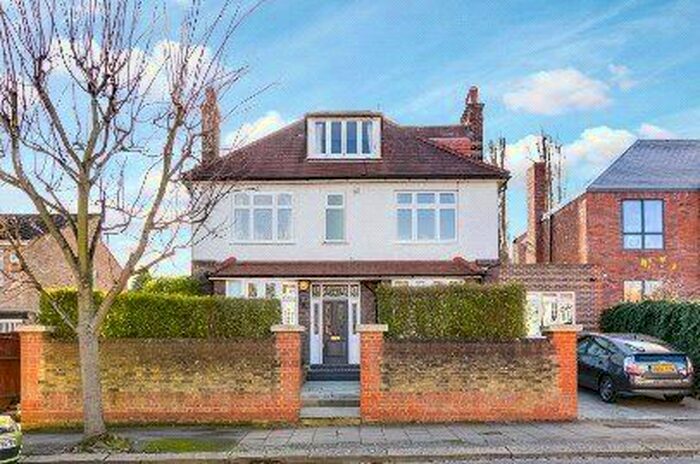 2 Bedroom Flat To Rent In Chartfield Ave, Putney, London, SW15