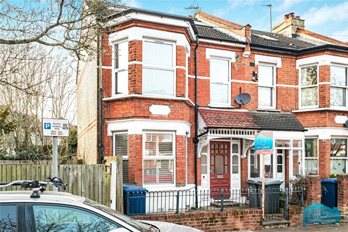 2 Bedroom Flat For Sale In Derby Avenue, London, N12