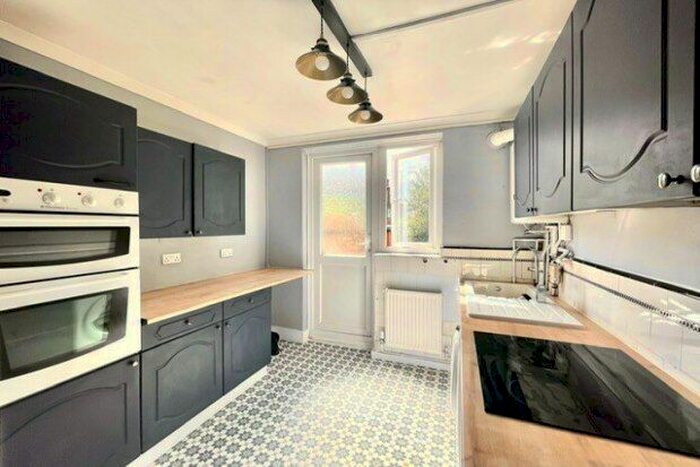 2 Bedroom Maisonette To Rent In Onslow Gardens, London, E18