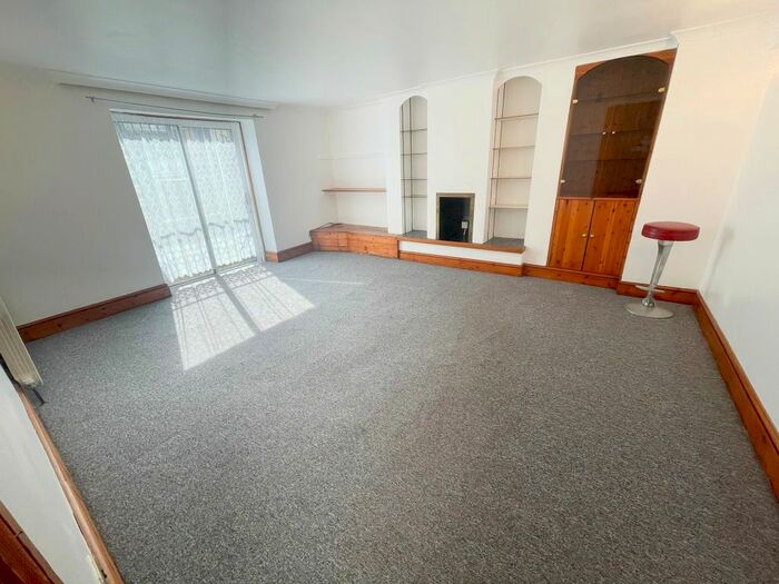 3 Bedroom Flat To Rent In Lea Bridge Road, Hackney, E5