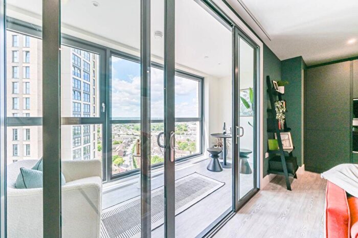 2 Bedroom Flat For Sale In London Square Croydon, Croydon, CR0