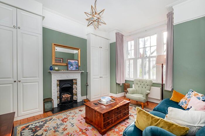 2 Bedroom Maisonette For Sale In Isis Street, London, SW18