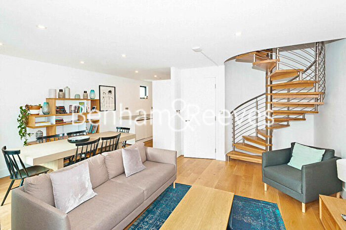 3 Bedroom Apartment To Rent In Danestone Court, Aldgate East, E1