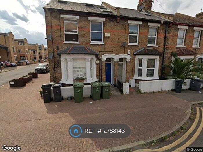2 Bedroom Flat To Rent In Strathleven Road, London, SW2
