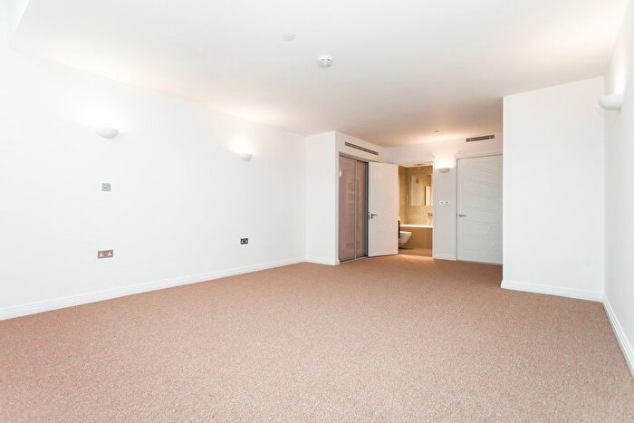 1 Bedroom Flat To Rent In Western Avenue, Perivale, Greenford, UB6
