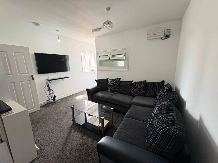 2 Bedroom Flat To Rent In Little Horton Lane, Bradford, BD5