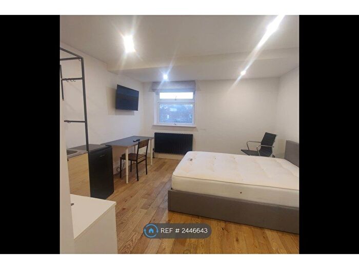 Studio To Rent In Thornbury, London, NW4