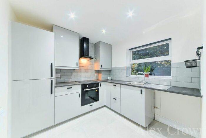 3 Bedroom Flat To Rent In Dennis Parade, Winchmore Hill Road, London N14