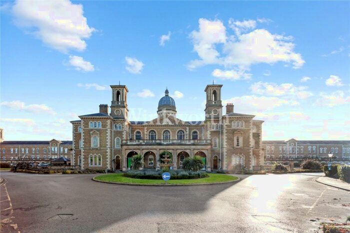 2 Bedroom Apartment To Rent In Royal Drive, London, N11