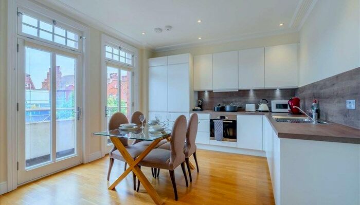 2 Bedroom Flat To Rent In Hamlet Gardens, London, W6