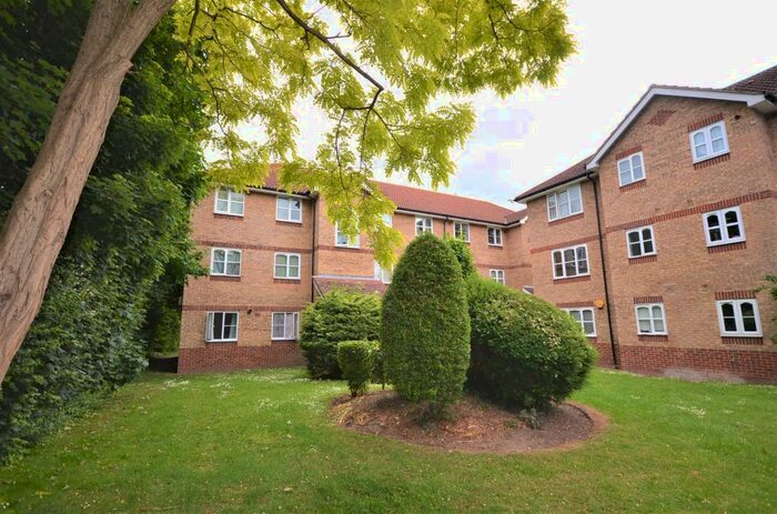 2 Bedroom Flat To Rent In Worcester Gardens, Slough, SL1