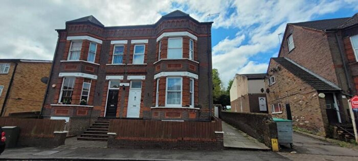 2 Bedroom Flat For Sale In Stockwood Crescent, Luton, LU1